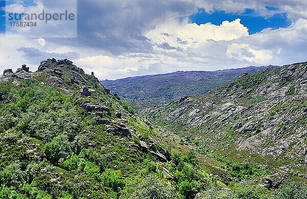 Laboreiro Flusstal  Castro Laboreiro  Nationalpark Peneda Geres  Minho  Portugal  Europa