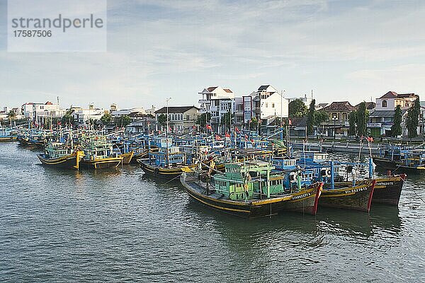 Fischerboote im Hafen  Phan Thiet  Vietnam  Asien