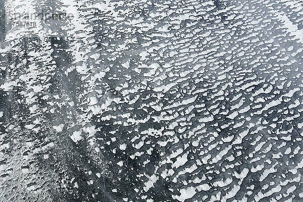 Eismuster auf einer gefrorenen Fläche  Sankt-Lorenz-Strom  Provinz Quebec  Kanada  Nordamerika