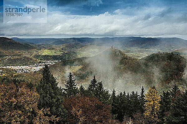 Herbstlich verfärbter Wald und Berge  Blick vom Rehbergturm auf die Burg Trifels  Annweiler  Pfälzer Wald  Rheinland-Pfalz  Deutschland  Europa