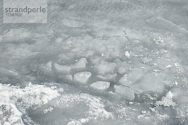Eisstruktur auf einer gefrorenen Oberfläche  Sankt-Lorenz-Strom  Provinz Quebec  Kanada  Nordamerika