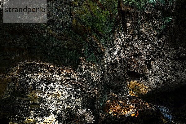 Farbig beleuchtet Bereiche der Cueva de los Verdes  Lanzarote  Höhle im Lavagestein  Lanzarote  Kanarische Inseln  Spanien  Europa