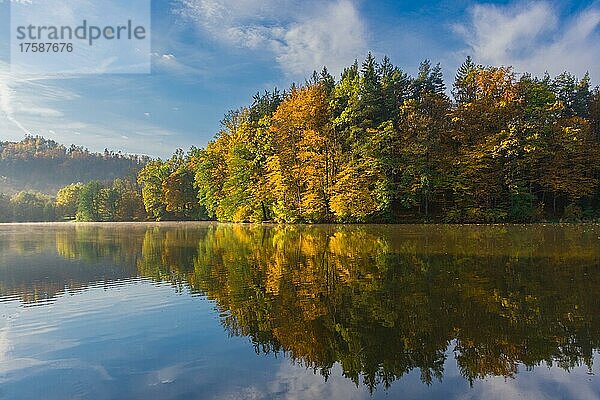 Herbstmorgen am Thalsee bei Graz  Region Steiermark  Österreich  Europa