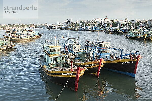 Fischerboote im Hafen  Phan Thiet  Vietnam  Asien