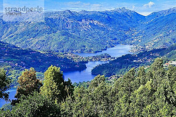 Blick vom Aussichtspunkt Pedra Bela über den Fluss Cavado  Nationalpark Peneda Geres  Minho  Portugal  Europa