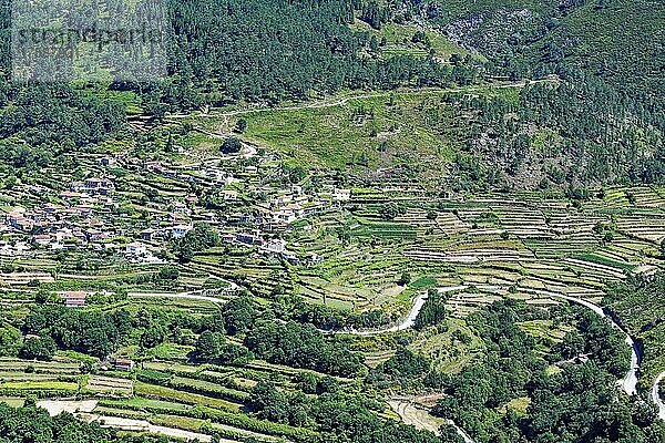 Landschaft im tibetischen Stil  Dorf Sistelo  Peneda Geres  Minho  Portugal  Europa