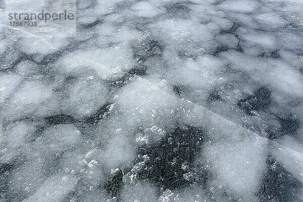 Eis auf dem gefrorenen Lawrence River  Provinz Quebec  Kanada  Nordamerika