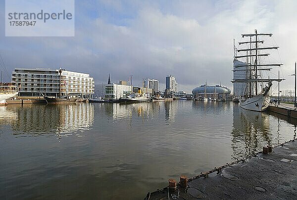 Traditionsschiffe  Klimahaus und Sail City im neuen Hafen  Havenwelten  Bremerhaven  Bremen  Deutschland  Europa