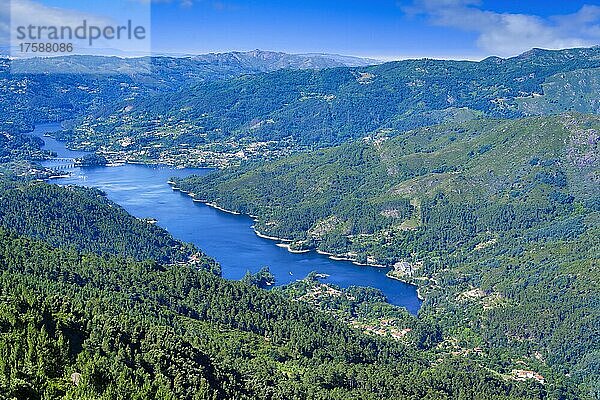 Blick vom Aussichtspunkt Pedra Bela über den Fluss Cavado  Nationalpark Peneda Geres  Minho  Portugal  Europa