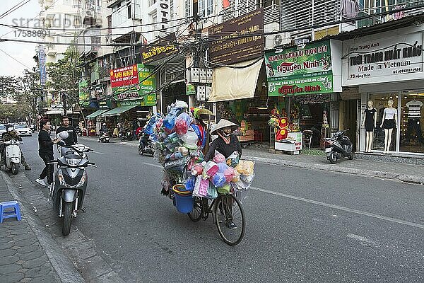 Verkäuferin mit Fahrrad in der Stadt  Hanoi  Vietnam  Asien