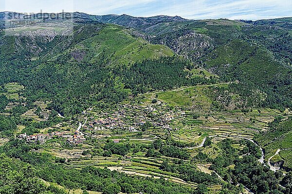 Landschaft im tibetischen Stil  Dorf Sistelo  Peneda Geres  Minho  Portugal  Europa