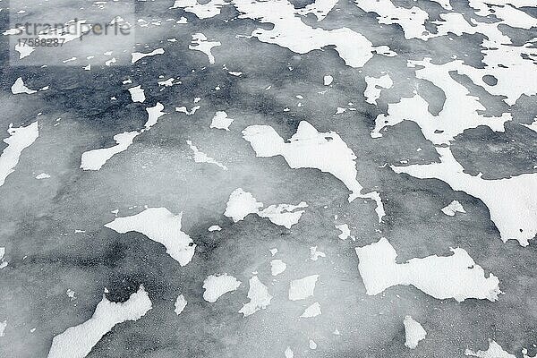 Schneemuster auf einer gefrorenen Fläche  Sankt-Lorenz-Strom  Provinz Quebec  Kanada  Nordamerika