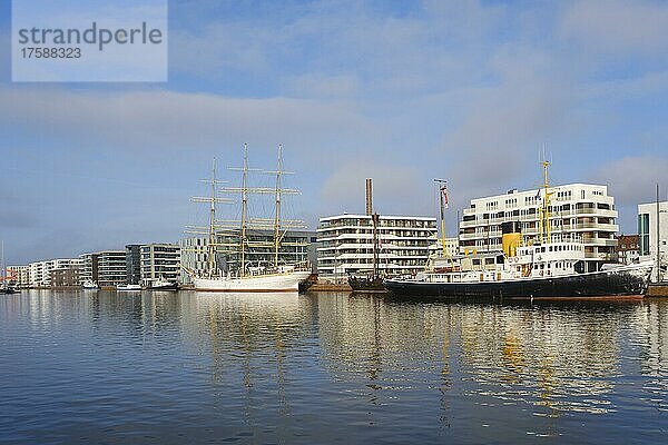 Moderne Gebäude und Traditionsschiffe im neuen Hafen  Havenwelten  Bremerhaven  Bremen  Deutschland  Europa