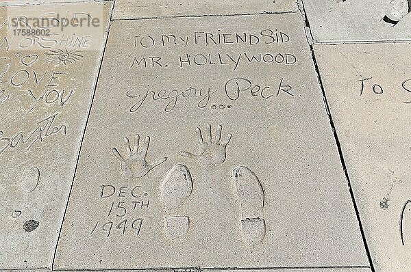 Handabdrücke und Fußabdrücke von GREGORY PECK  Hollywood Boulevard  Los Angeles  Kalifornien  USA  Nordamerika