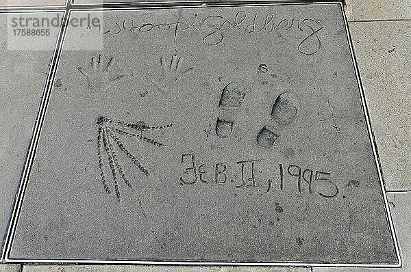 Handabdrücke und Fußabdrücke von WHOOPI GOLDBERG  Hollywood Boulevard  Los Angeles  Kalifornien  USA  Nordamerika