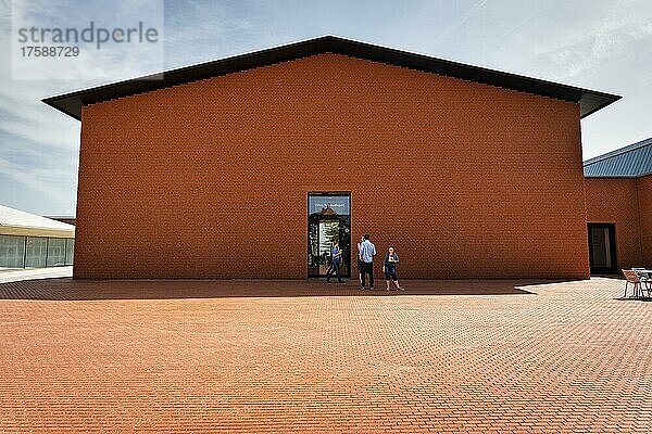 Besucher vor Gebäude aus roten Ziegeln in Form einer Lagerhalle  moderne Architektur  Architekt Herzog & de Meuron  Schaudepot  Vitra Campus  Vitra Design Museum  Weil am Rhein  Baden-Württemberg  Deutschland  Europa