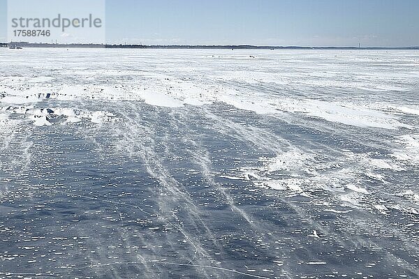 Schneeverwehungen auf dem zugefrorenen Sankt-Lorenz-Strom  Montreal  Provinz Quebec  Kanada  Nordamerika