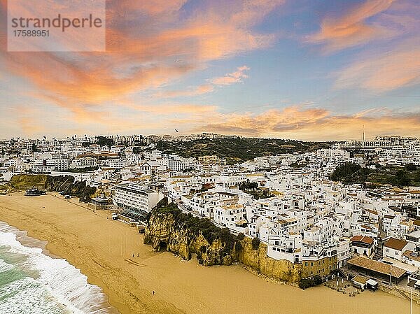 Luftaufnahme der weiß getünchten Architektur von Albufeira am Atlantischen Ozean bei Sonnenuntergang  Stadtbild  Algarve  Portugal  Europa