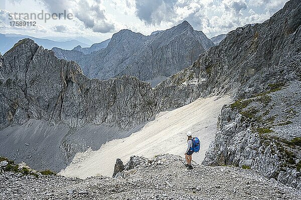 Felsige Berglandschaft  Wanderer in einem Bergkessel  Wanderweg zur Lamsenspitze  Karwendelgebirge  Tirol  Österreich  Europa