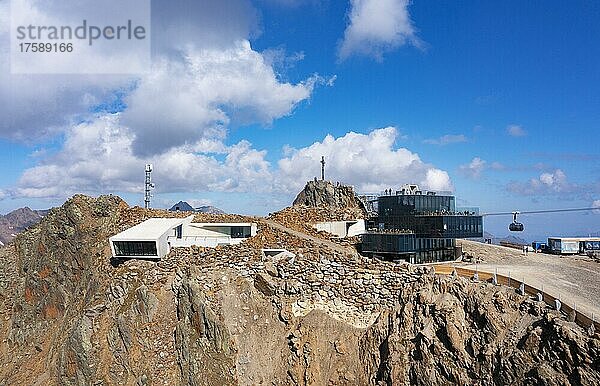 James Bond Erlebniswelt 007 Elements mit Blick zum Gipfel des Gaislachkogel und zur Bergstation der Gaislachkogelbahn  Sölden  Ötztaleralpen  Ötztal  Tirol  Österreich  Europa