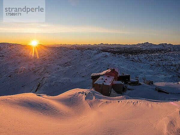 Sonnenaufgang über verschneiten Berggipfeln  Bergstation der Krippensteinbahn  Krippenstein  Salzkammergut  Oberösterreich  Österreich  Europa