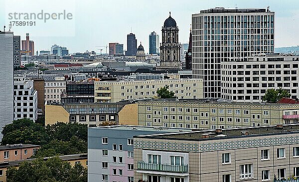 Blick vom Dach eines Hauses in der Karl-Marx-Alle in Richtung Südwesten  Berlin  Deutschland  Europa