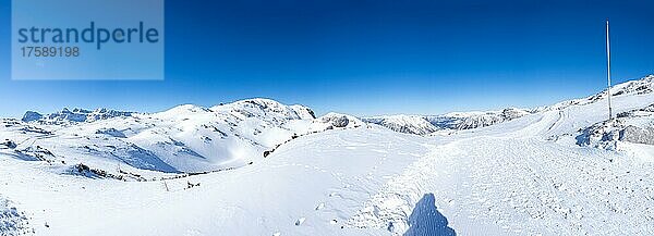 Blauer Himmel über Winterlandschaft  Aussicht vom Krippenstein auf verschneite Berggipfel  und Gletscher  Salzkammergut  Oberösterreich  Österreich  Europa