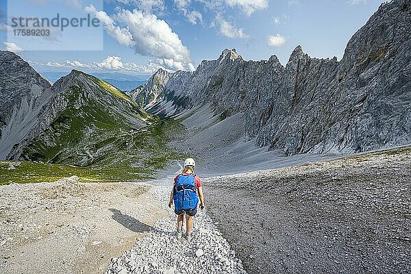 Wanderer steigt über ein Geröllfeld zur Lamsenjochhütte ab  Karwendelgebirge  Tirol  Österreich  Europa