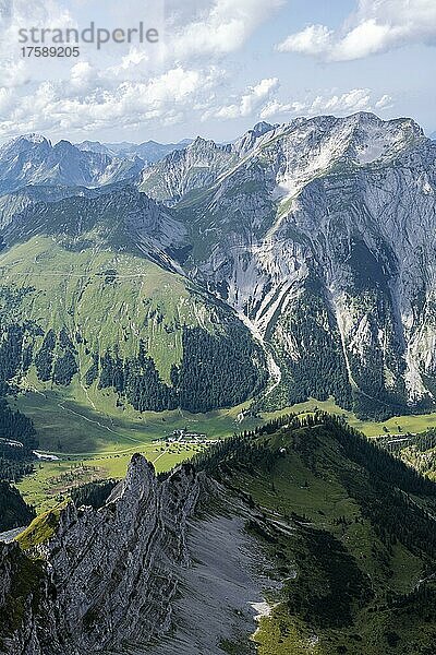 Berglandschaft  Blick über das Karwendelgebirge von der Lamsenspitze  Tirol  Österreich  Europa