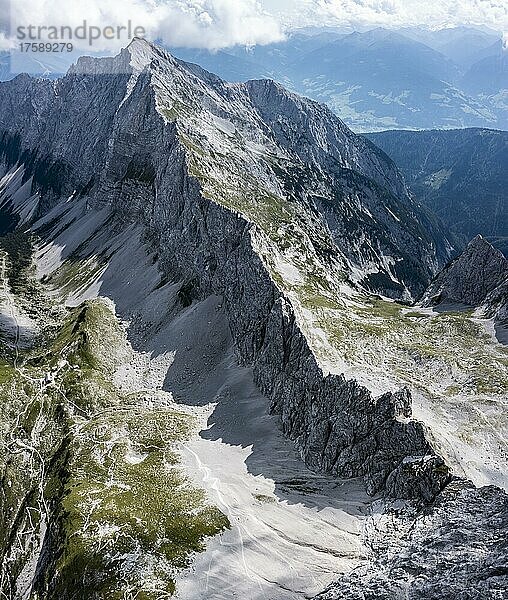 Berglandschaft  Blick über das Karwendelgebirge  Bergkamm und Gipfel des Hochnissl  Tirol  Österreich  Europa
