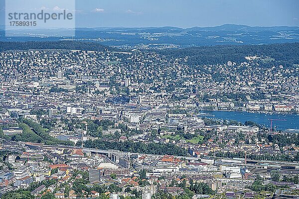 Ausblick vom Uetliberg auf die Altstadt von Zürich und Zürisee  Zürichsee  Kanton Zürich  Schweiz  Europa