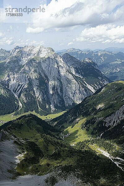 Berglandschaft  Blick über das Karwendelgebirge von der Lamsenspitze  Tirol  Österreich  Europa