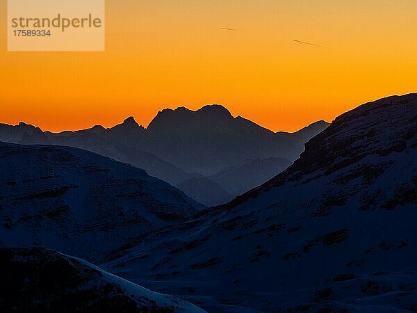 Morgenstimmung mit Morgenrot in verschneiter Winterlandschaft  Aussicht vom Krippenstein  Salzkammergut  Oberösterreich  Österreich  Europa