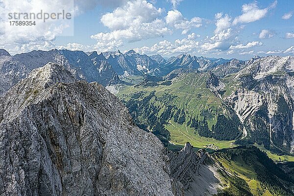 Berglandschaft  Blick über das Karwendelgebirge  Tirol  Österreich  Europa