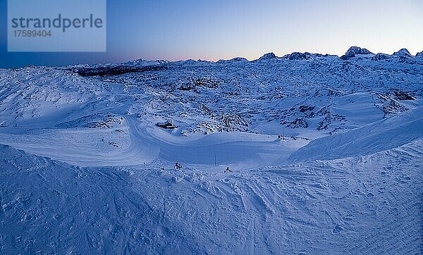 Winterlandschaft  schneebedeckte Berggipfel im Abendlicht  Aussicht von der Welterbespirale  Krippenstein  Salzkammergut  Oberösterreich  Österreich  Europa