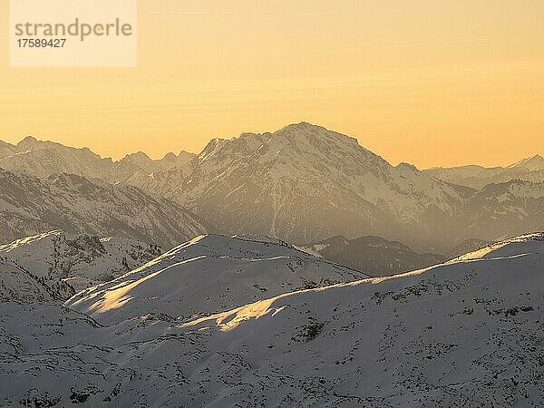Winterlandschaft  Abendlicht über Berggipfel  Ausblick vom Krippenstein  Salzkammergut  Oberösterreich  Österreich  Europa
