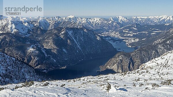 Blauer Himmel über Winterlandschaft  schneebedeckte Berggipfel  Aussicht vom Five Fingers trail am Krippenstein auf Hallstatt und Hallstätter See  Salzkammergutt  Oberösterreich  Österreich  Europa
