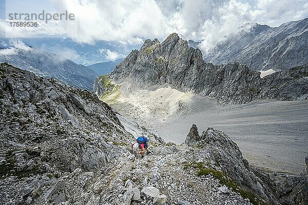 Wanderer auf dem Wanderweg zur Lamsenspitze  Bergkessel und dramatische Wolken  Karwendelgebirge  Tirol  Österreich  Europa