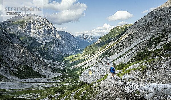 Wanderer auf dem Wanderweg im Grammaital  Bergtal  Karwendelgebirge  Tirol  Österreich  Europa