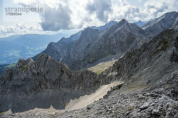 Berglandschaft  Blick über das Karwendelgebirge von der Lamsenspitze  Tirol  Österreich  Europa