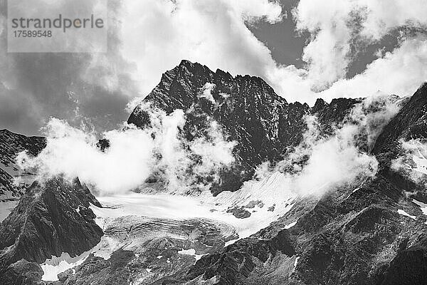 Schwarz-weiß  Gebirgsmassiv der Ötztaler Alpen im hinteren Passeiertal  Naturpark Texelgruppe  Passeiertal  Südtirol  Italien  Europa