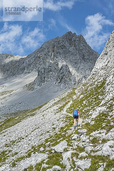 Wanderer auf dem Wanderweg zur Lamsenspitze  Karwendelgebirge  Tirol  Österreich  Europa