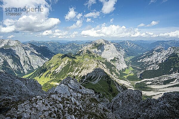 Bergpanorama  Ausblick von der Lamsenspitze auf Berge und das Gramaital  Karwendelgebirge  Tirol  Österreich  Europa