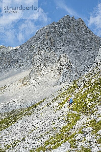 Wanderer auf dem Wanderweg zur Lamsenspitze  Karwendelgebirge  Tirol  Österreich  Europa