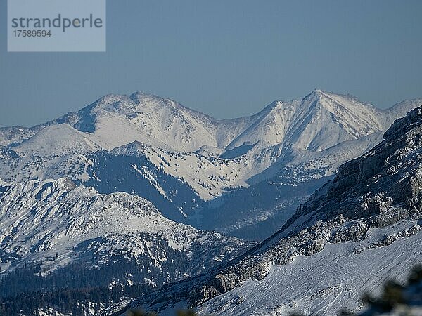 Winterlandschaft  schneebedeckte Berggipfel  Blick vom Krippenstein  Salzkammergut  Oberösterreich  Österreich  Europa
