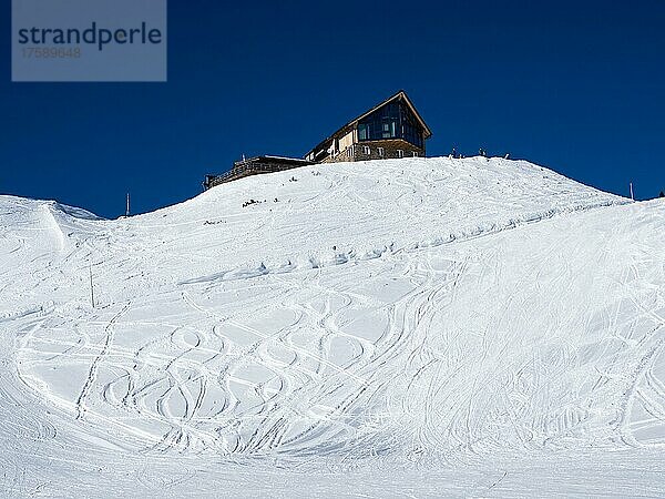 Verschneiter Hang mit Spuren von Skifahrern im Schnee  oben Lodge am Krippenstein  Krippenstein  Salzkammergut  Oberösterreich  Österreich  Europa