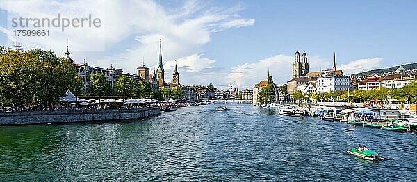 Blick von der Quaibrücke über den Limmat auf die Türme der Altstadt von Zürich  Zürich  Schweiz  Europa