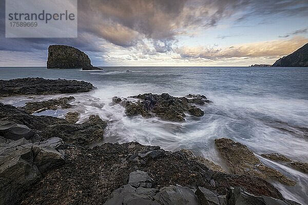 Felsküste  Vulkanische Felsformationen  Sonnenuntergang  Küste bei Porto da Cruz  Madeira  Portugal  Europa