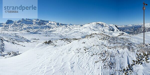 Blauer Himmel über Winterlandschaft  Dachsteinmassiv mit Gletscher und Krippenstein  Salzkammergut  Oberösterreich  Österreich  Europa