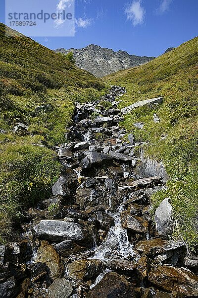 Gebirgsbach mit wasserfall im hinteren Passeiertal  Naturpark Texelgruppe  Ötztaler Alpen  Südtirol  Italien  Europa